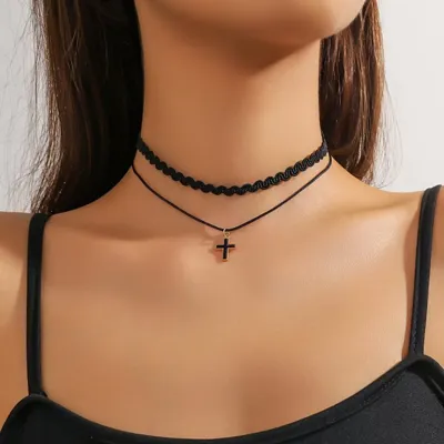 Črna ogrlica choker z obeskom križa